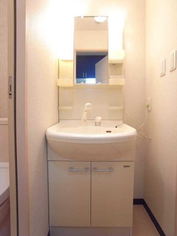 洗面設備　明るい洗面所です