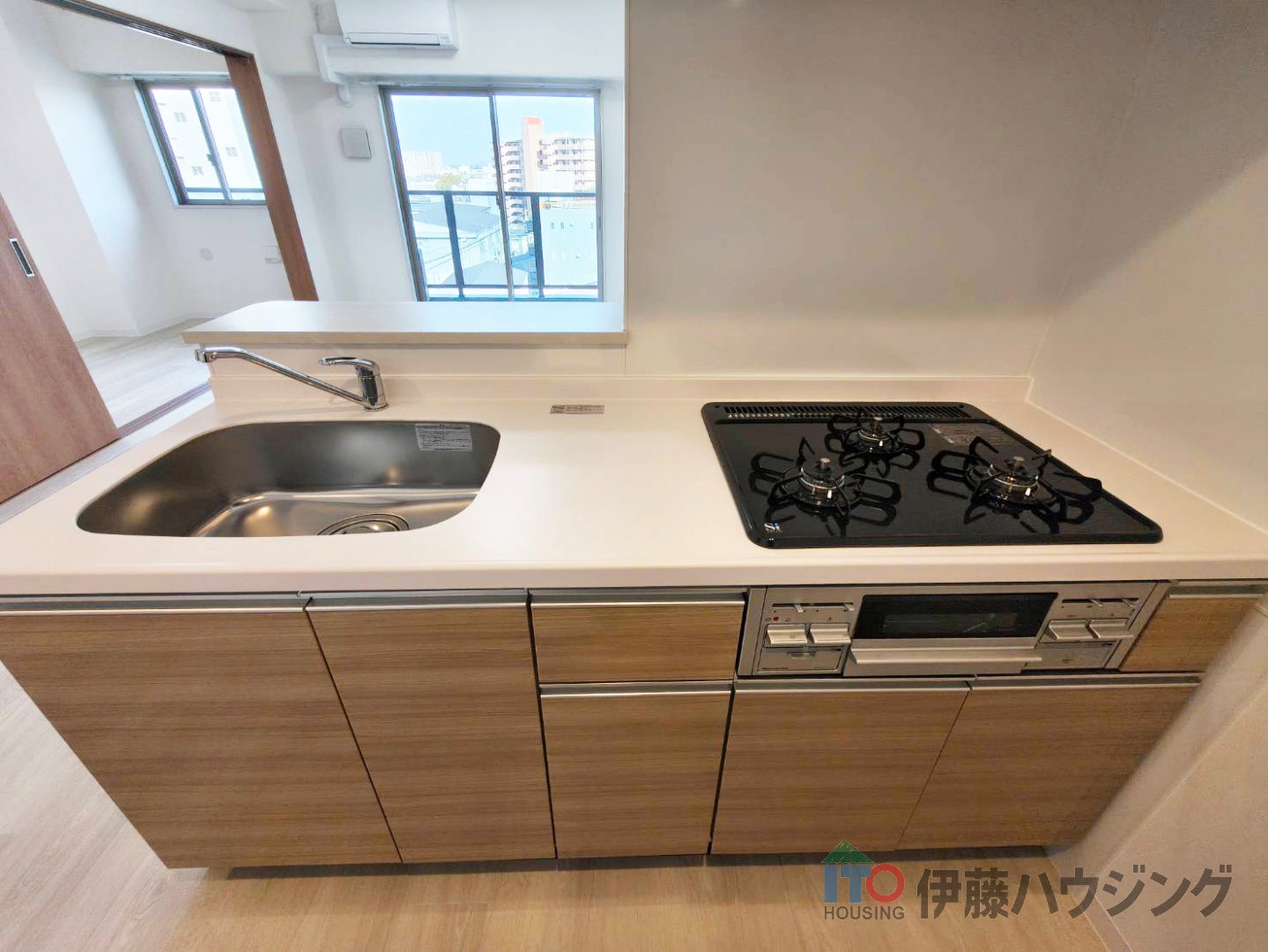 キッチン　同間取りの別部屋の写真です。色合い等違う場合がございます。