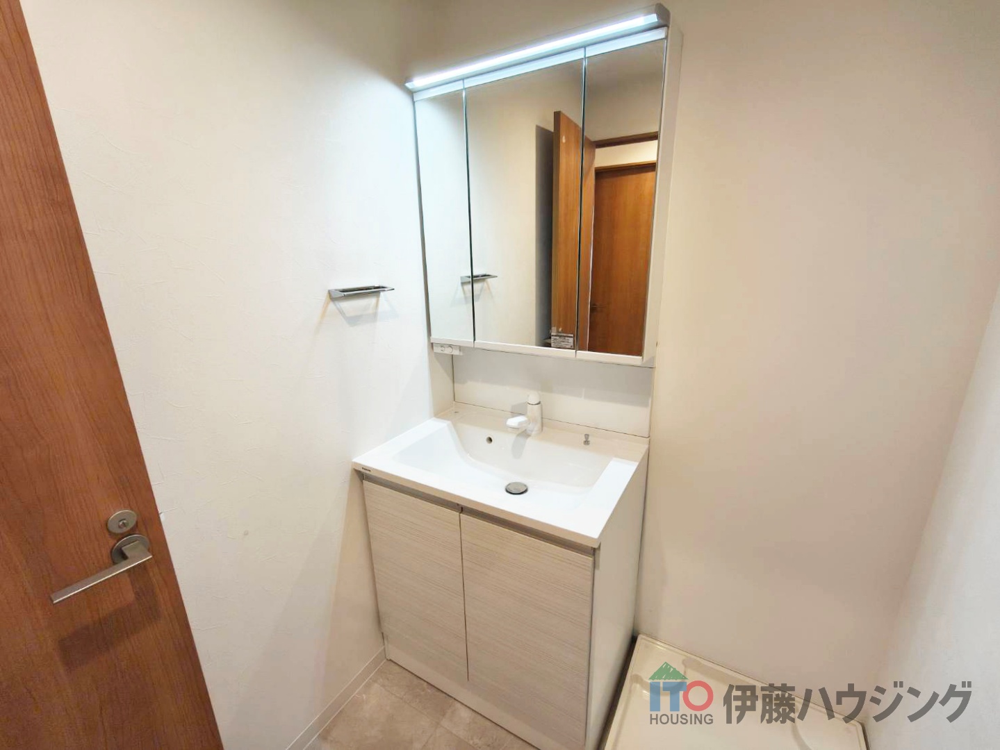 洗面設備　同間取りの別部屋の写真です。色合い等違う場合がございます。