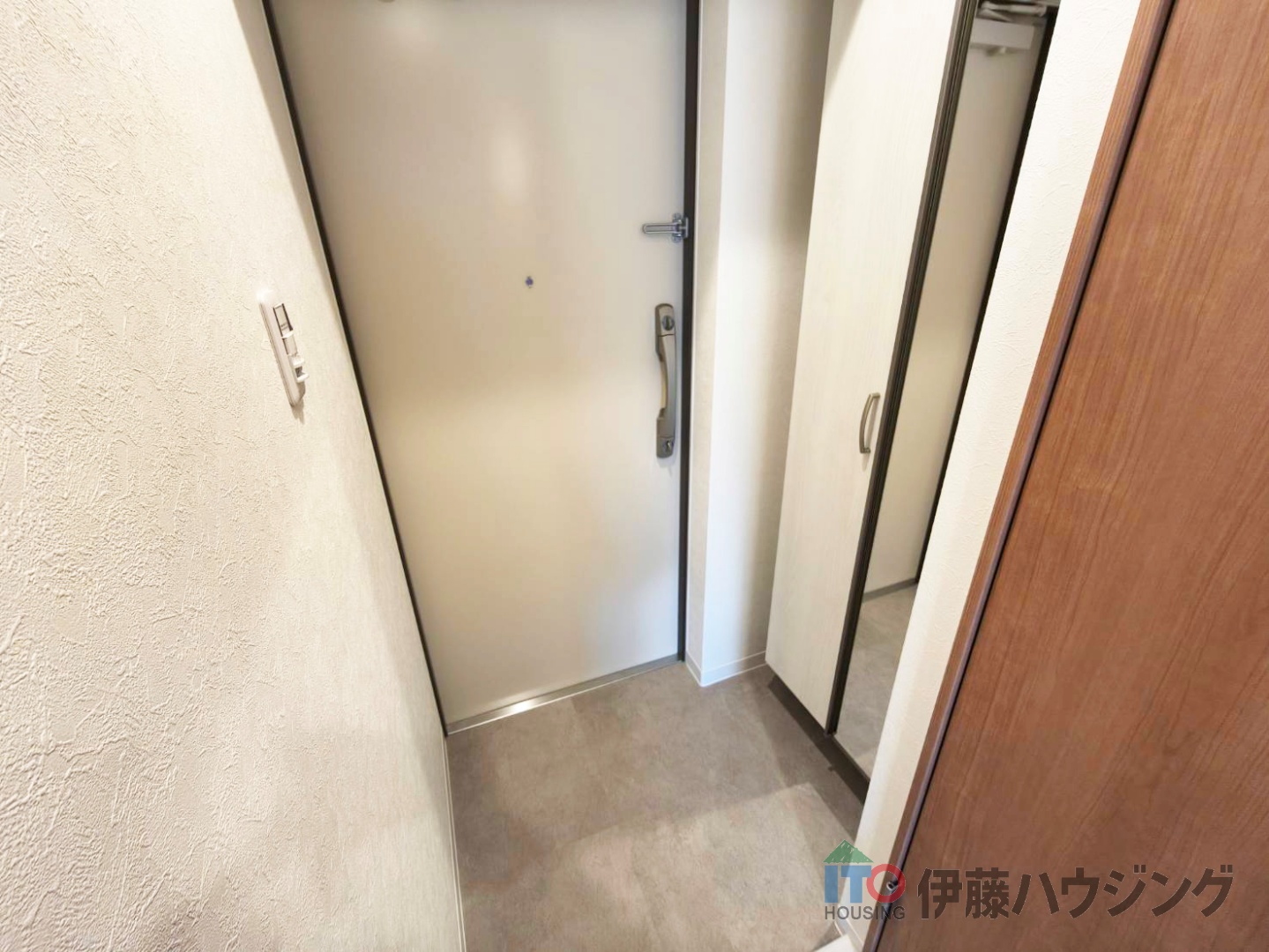 玄関　同間取りの別部屋の写真です。色合い等違う場合がございます。