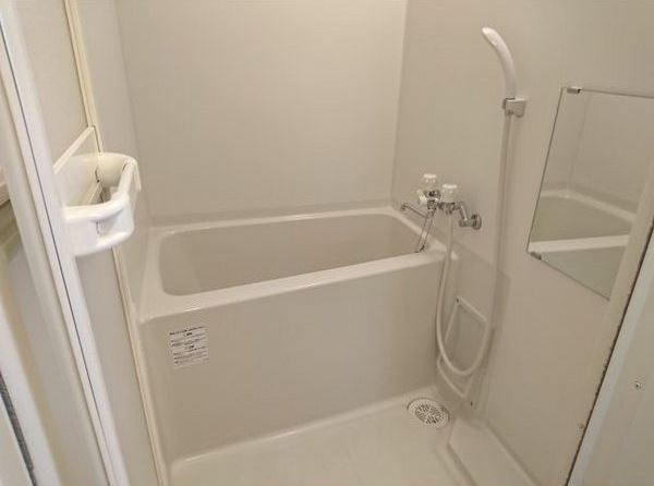 バス・シャワールーム　同タイプの内観です。