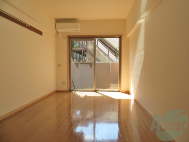 居室・リビング　陽の光が差し込む明るいお部屋は気持がいいですね～