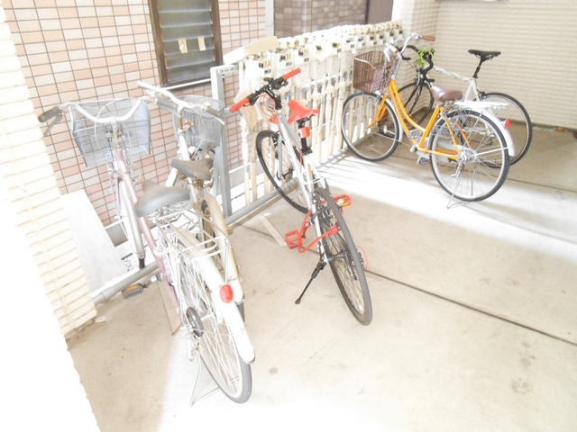 駐車場　自転車置場は屋根付きです☆
