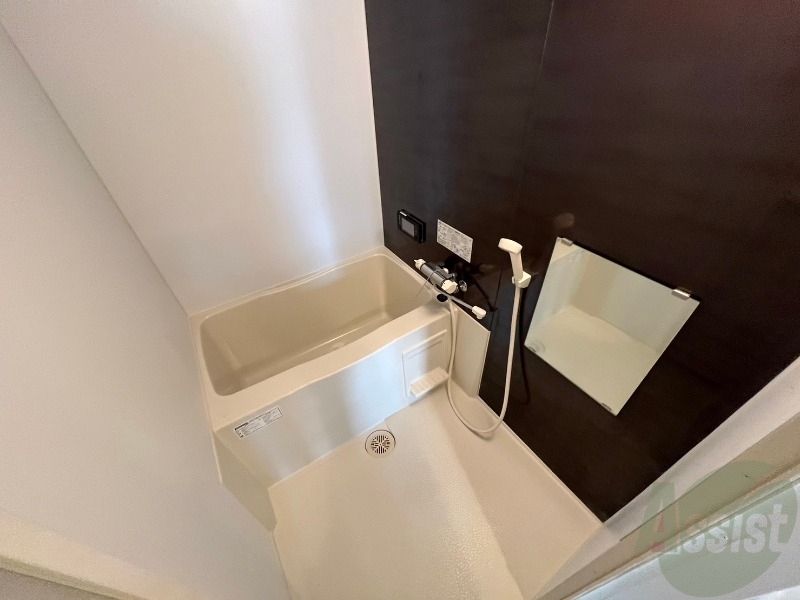 バス・シャワールーム　バスルームは狭すぎず、シャワーも浴びやすそうです。