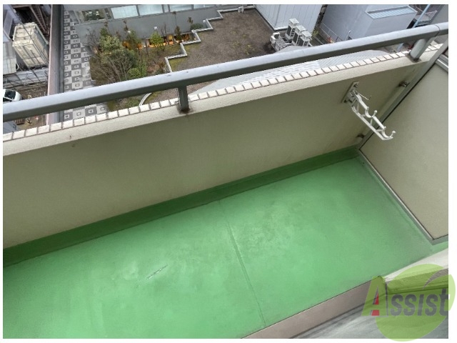 バルコニー　バルコニーは洗濯物を干すには十分な広さです。