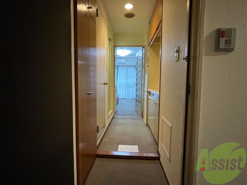 玄関　玄関は写真通り広いです。綺麗な床でした。