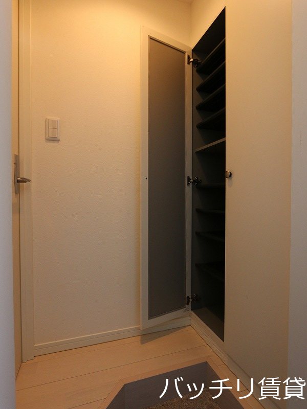 玄関　同型タイプの為、現状を優先致します。