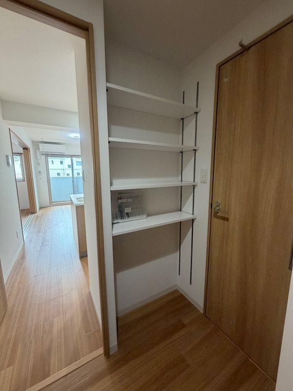 収納　玄関入ってすぐに稼働棚の収納あり！