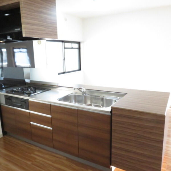 キッチン　システムキッチンはガスコンロ３口！