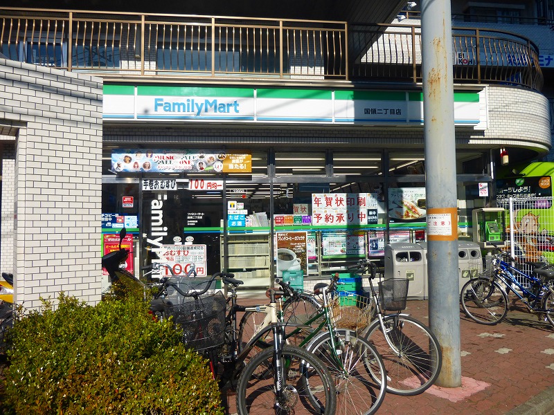 コンビニ　ファミリーマート（コンビニ）まで585m