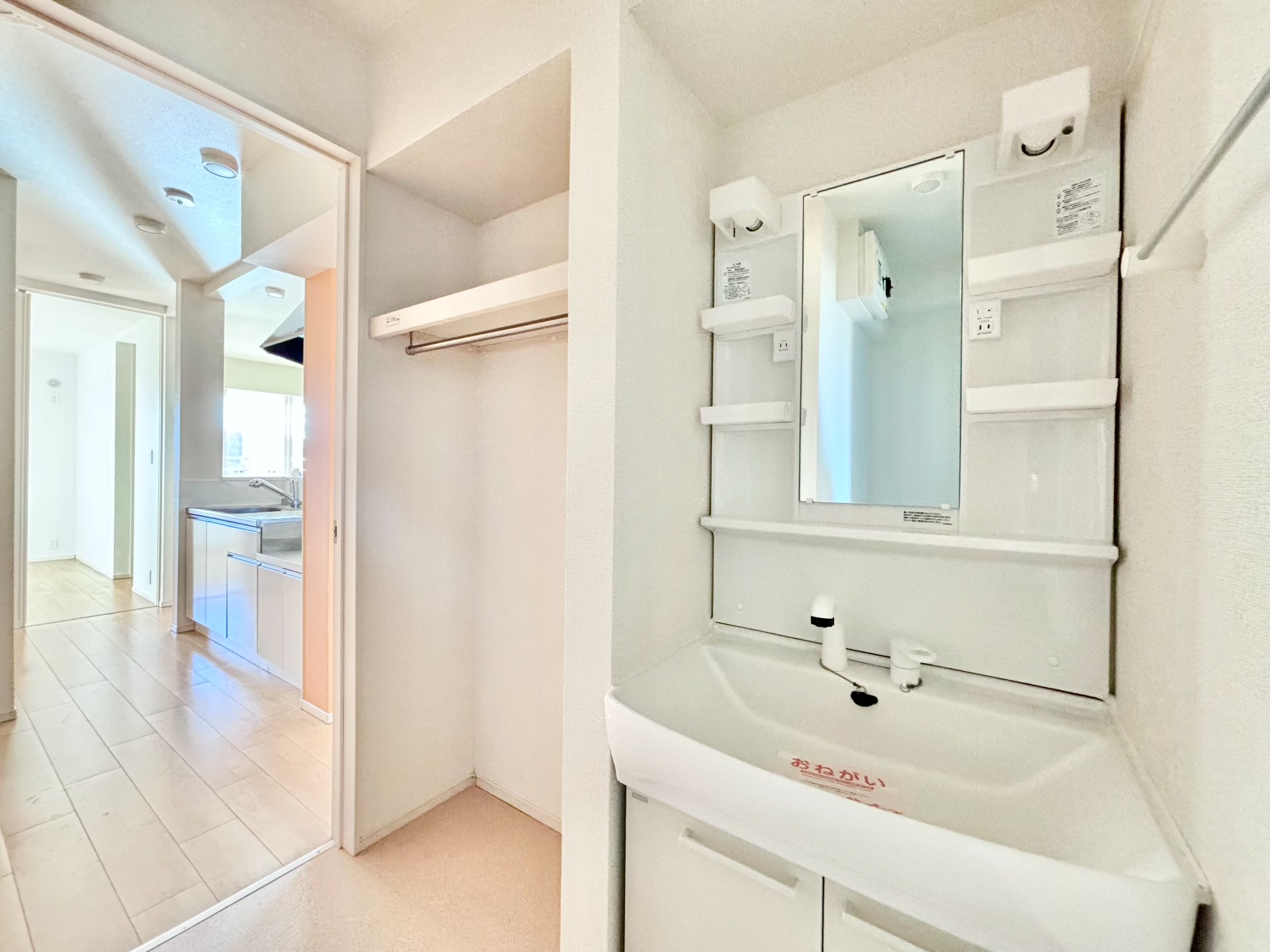 洗面設備　シャワー付き洗面化粧台