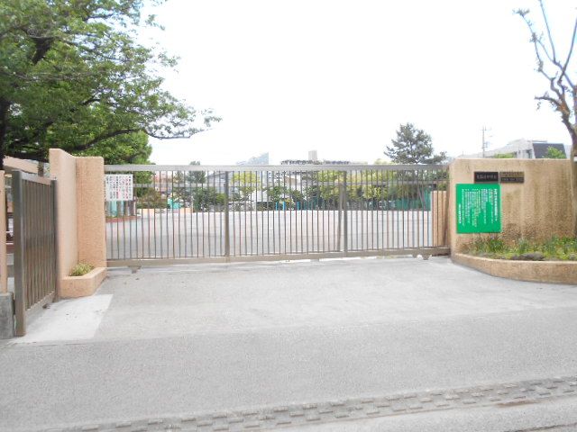 中学校　江戸川区立東葛西中学校（中学校）まで666m