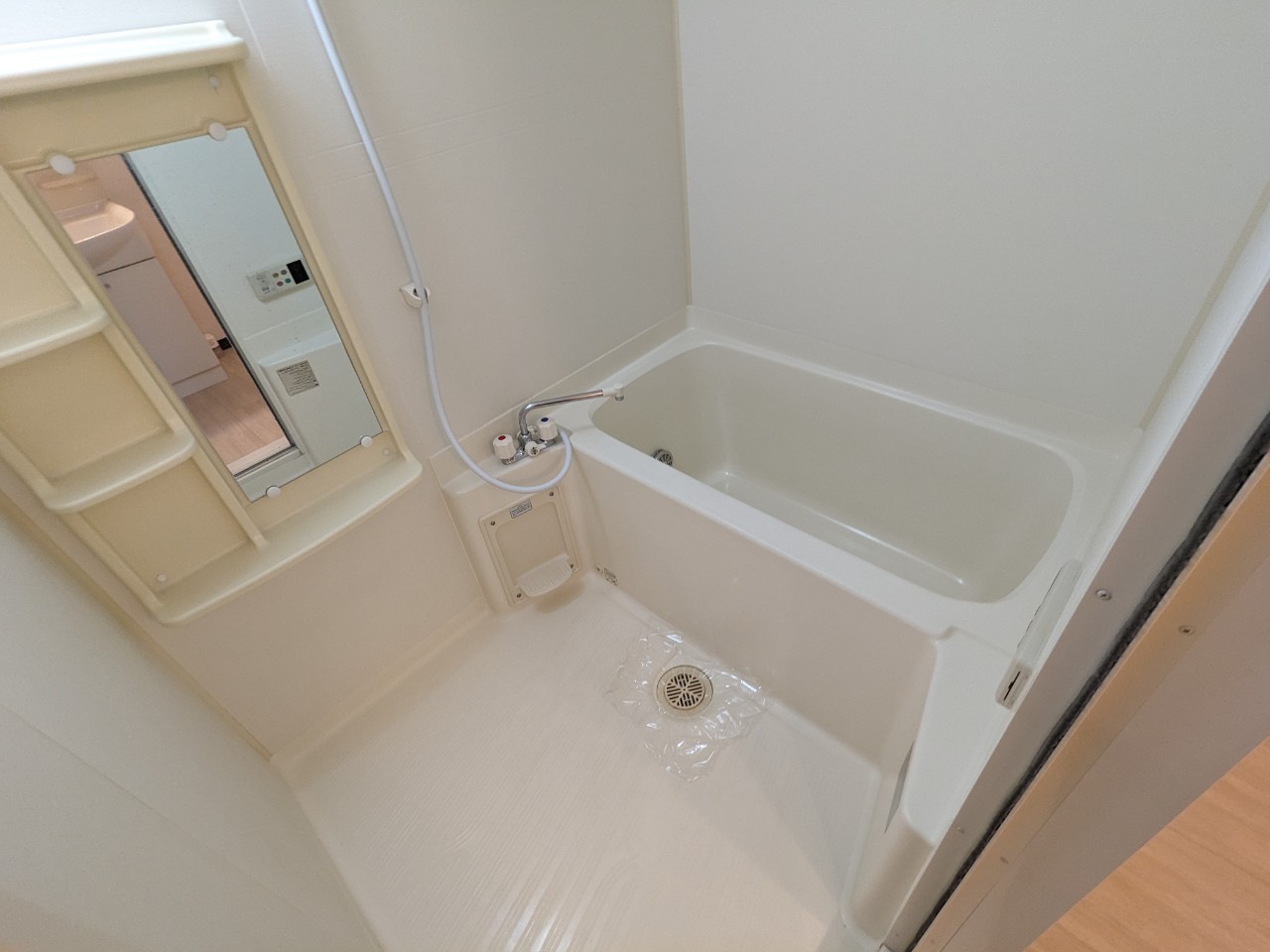 バス・シャワールーム　内装写真は同型タイプの別のお部屋の写真です（現状優先）