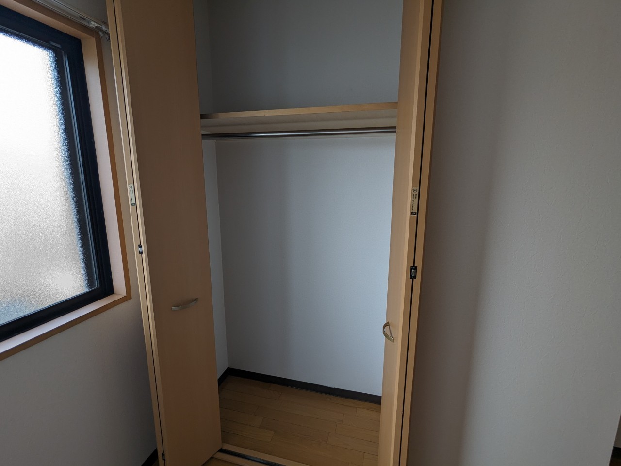 収納　内装写真は同型タイプの別のお部屋の写真です（現状優先）