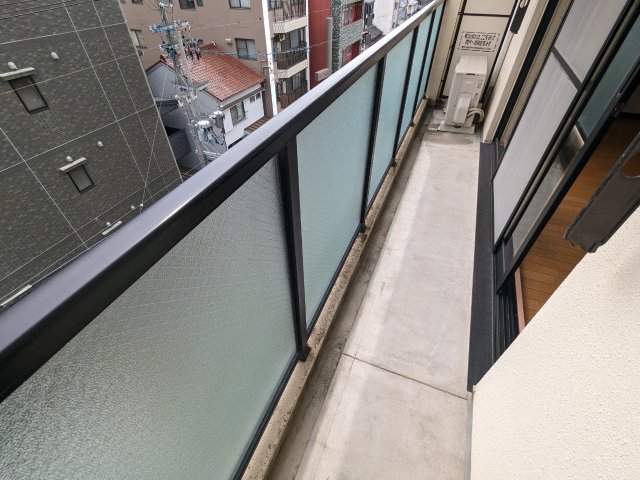 バルコニー　内装写真は同型タイプの別のお部屋の写真です（現状優先）