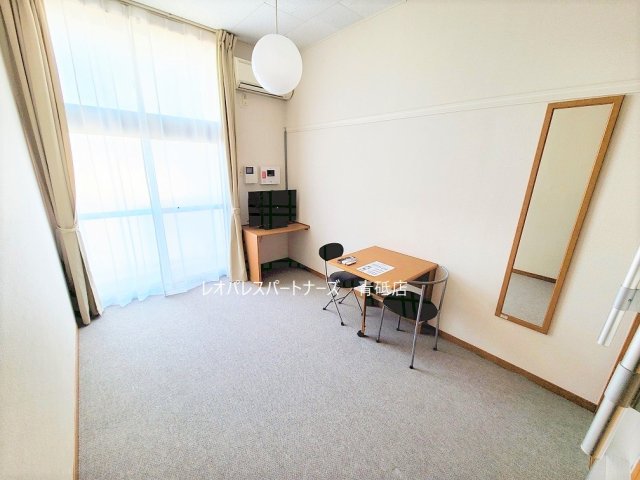 居室・リビング　１階はフローリング、２階以上のお部屋は居室の床がカーペット敷