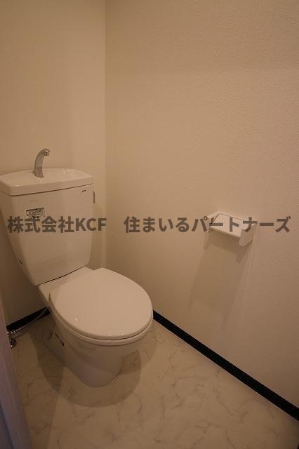 トイレ　落ち着いた色調のトイレです