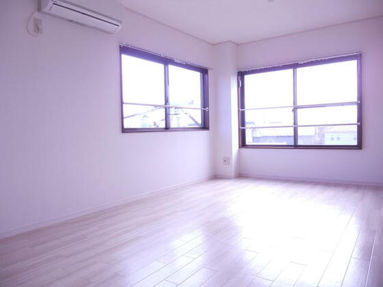 その他部屋・スペース　洋室２面採光で陽当り良好。エアコン１台付