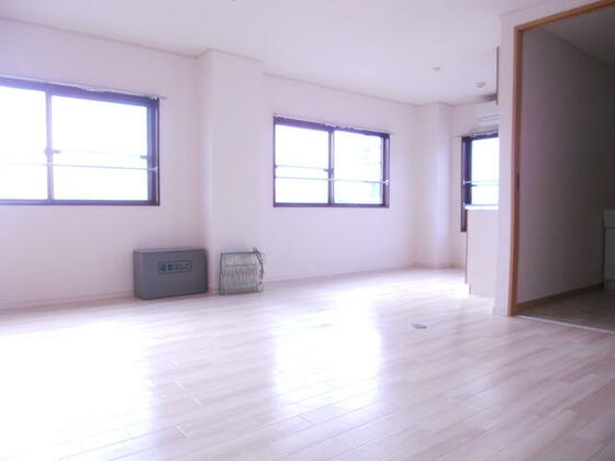 その他部屋・スペース　ＬＤＫ窓がたくさんあり広々リビングでくつろげます。　キッチン