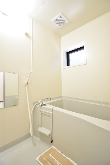 バス・シャワールーム　小窓付きのお風呂。