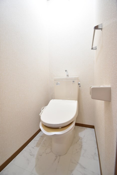 トイレ　温水洗浄便座。今となっては必須ですね！