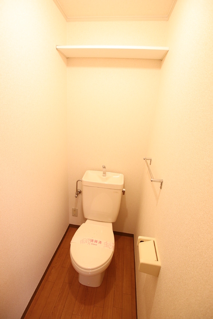 トイレ　トイレは便利な棚付です