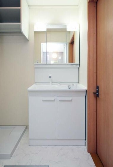 洗面設備　ゆったりとスペースのある洗面所