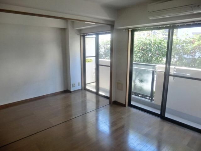 居室・リビング　綺麗なフローリング