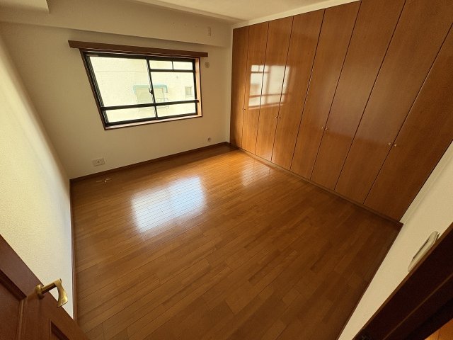 その他部屋・スペース　落ち着いた色調の寝室です