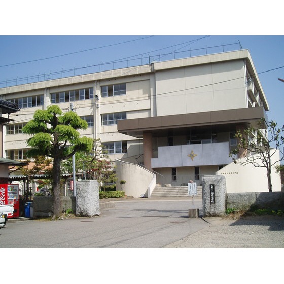 中学校　高岡市立南星中学校（中学校）まで860m