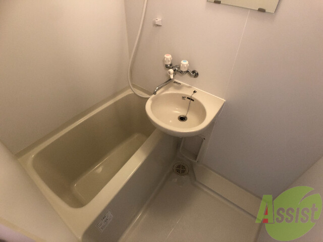 バス・シャワールーム　バスルームは狭すぎず、シャワーも浴びやすそうです。