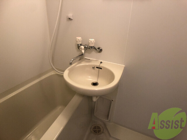 洗面設備　洗面台です。シンプルなつくりなので、お手入れしやすそうです。