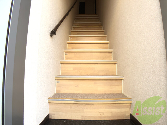 玄関　玄関からの様子を撮影してみました。階段を上るとお部屋です。