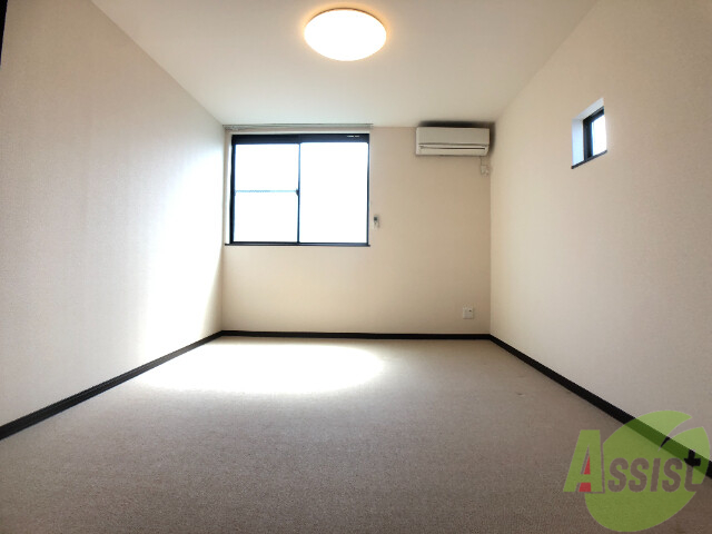 居室・リビング　９．７帖の洋室です。カーペットになっております。