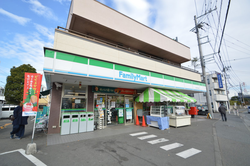 コンビニ　ファミリーマート　徒歩7分（コンビニ）まで520m