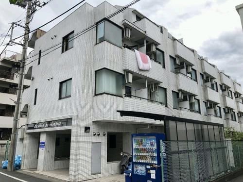 建物外観　白を基調とした重厚感のある外観です。