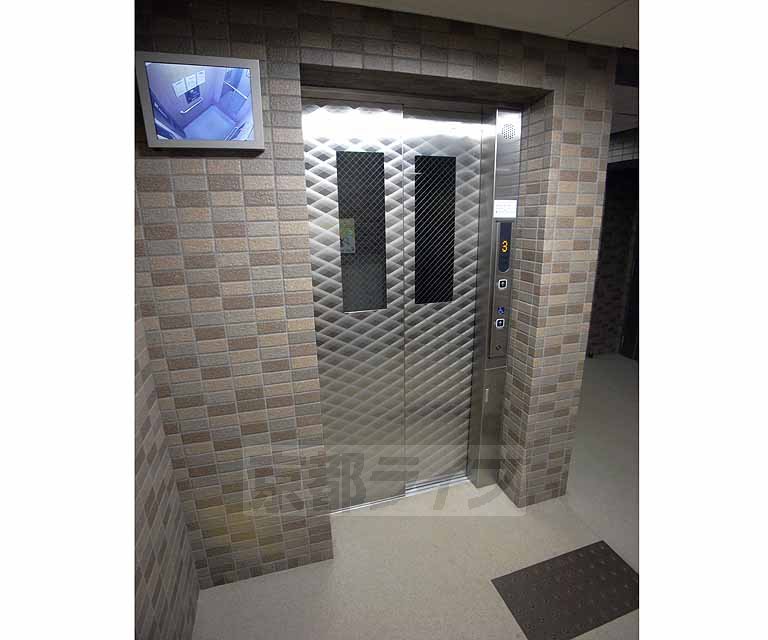 その他　モニター付きのエレベーターです。