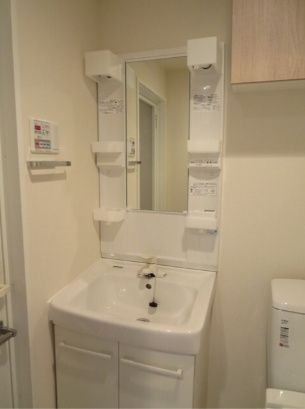 洗面設備　ゆったりとスペースのある洗面所