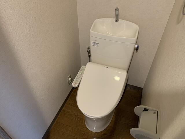 トイレ　落ち着いた色調のトイレです