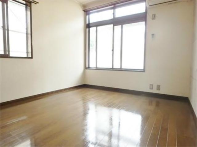 居室・リビング　６帖の明るい洋室です