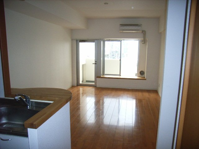 居室・リビング　同物件別号室