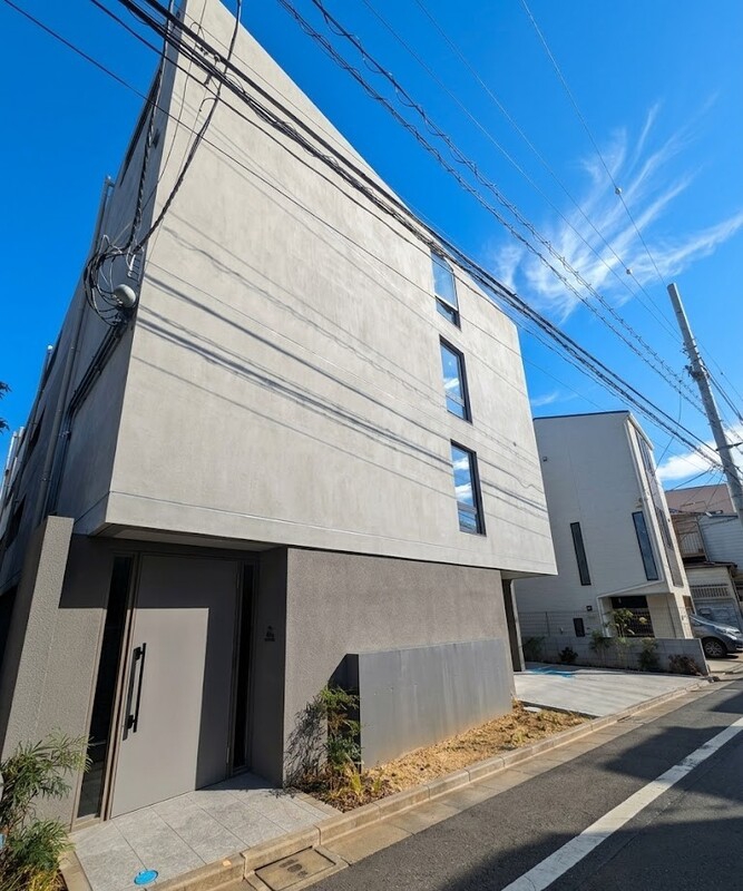 建物外観　直線的でスタイリッシュな外観