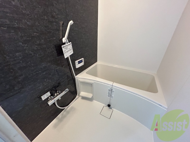 バス・シャワールーム　浴室は広々としており、浴槽もかなり大きいです。