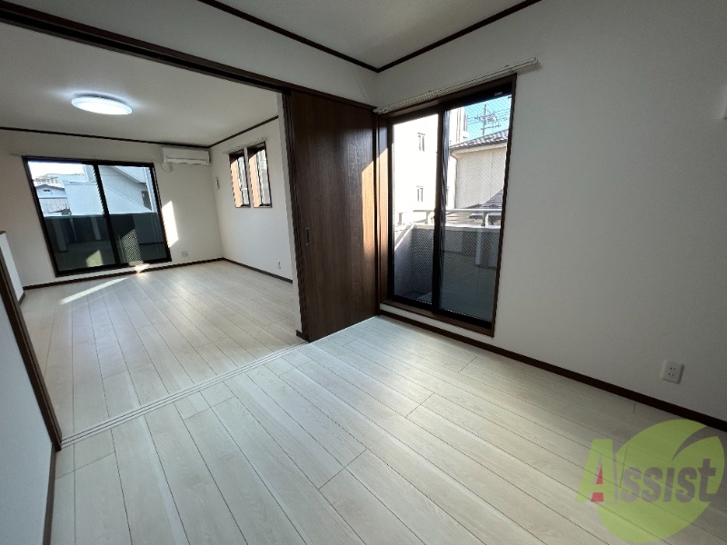 その他部屋・スペース　寝室です。リビングのエアコンの風は届きそうですね。