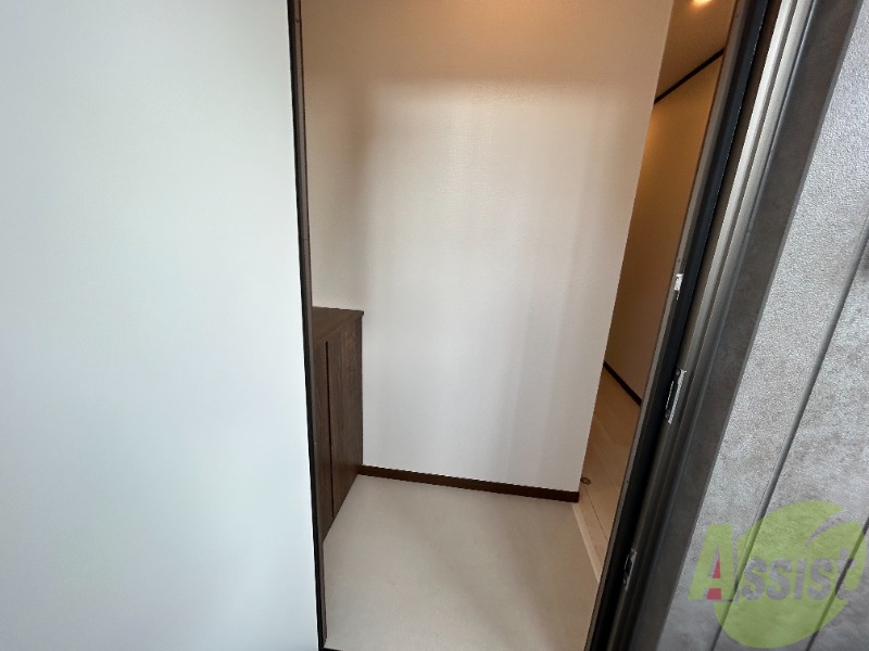 玄関　こちらは玄関です。入って左手に靴箱があります。