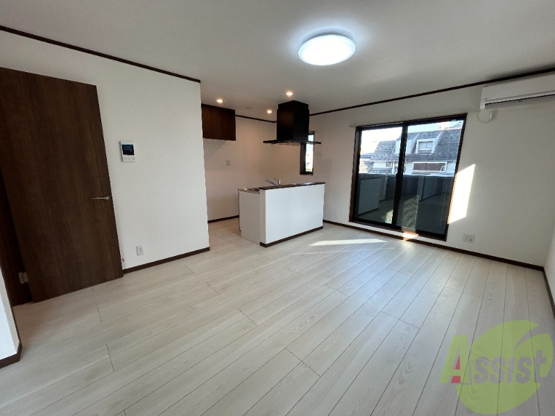 居室・リビング　リビングです。窓が大きく、日差しが良く入ります。