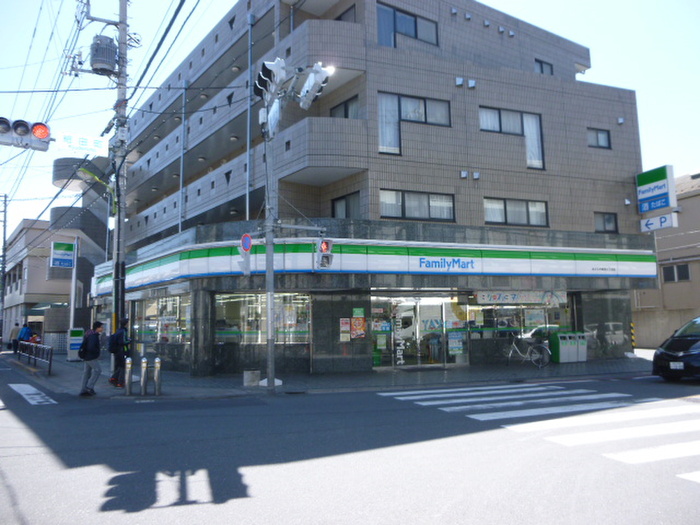 コンビニ　ファミリーマート給田三丁目（あぶらやさん）（コンビニ）まで20m