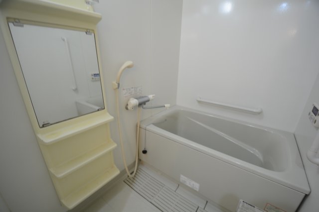 バス・シャワールーム　収納スペースの豊富な浴室です