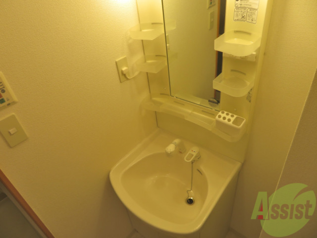 洗面設備　洗面化粧台は脱衣所内に、身だしなみはこちらで