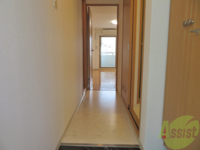 玄関　玄関を入ると左手にトイレ、右手が脱衣所、正面に居室ですね